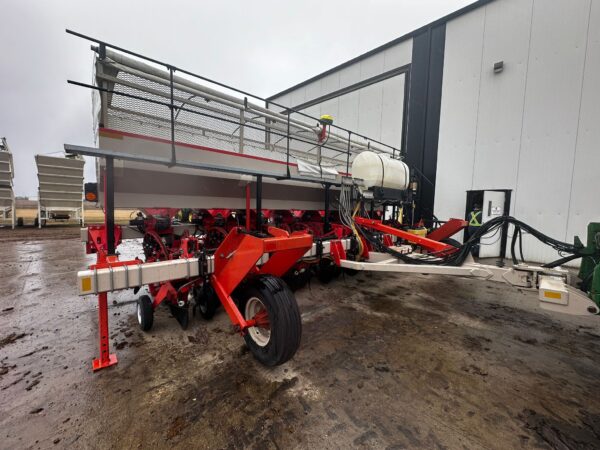 2020 Harriston Clamp Type Planter With Axle Steering