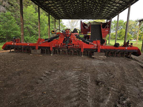 26ft Kuhn Hydraulic Folding Heavy Duty Power Harrow - Image 9