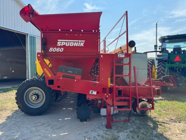 2019 Spudnik 8060 6 Row 36in Planter with Dry Fertilizer / Excellent - Image 36
