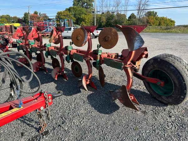 Kverneland PX100-8 Roll Over Plow with Coulters - Image 3