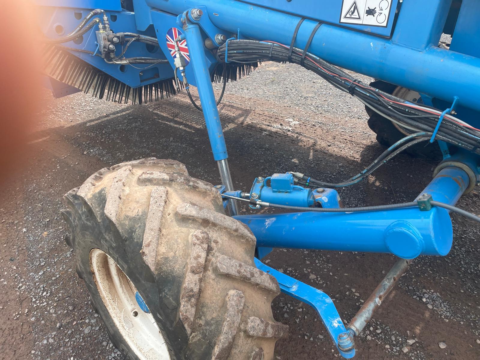 2024 Standen Engineering Quality Master 2 Row Potato Harvester / Only 200 Acres - Image 5